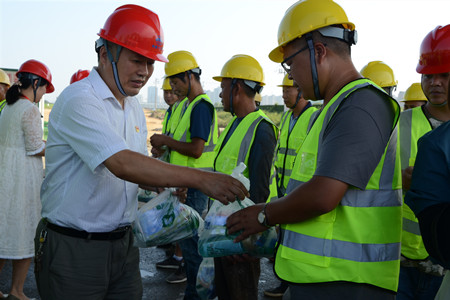 市直工委高書記慰問_副本.jpg 市直工委高書記慰問_副本.jpg