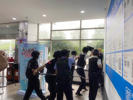 北站反恐演練1(顧書(shū)燁)_副本.jpg 北站反恐演練1(顧書(shū)燁)_副本.jpg