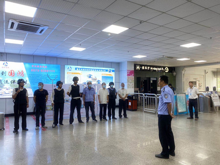 北站反恐演練3(顧書(shū)燁)_副本.jpg 北站反恐演練3(顧書(shū)燁)_副本.jpg